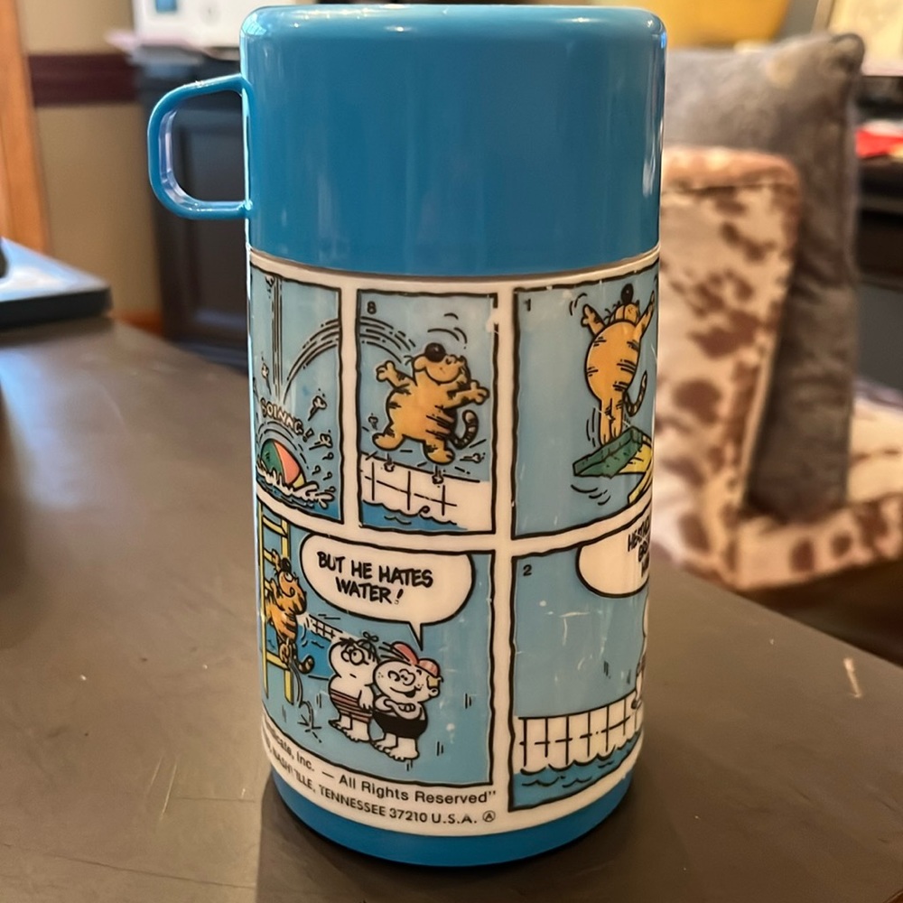 Vintage thermos. Aladdin made in Nashville Heathcliff cartoon good condition.